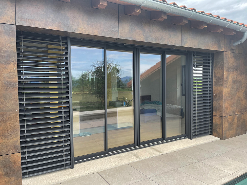 grande baie coulissante et brise soleil