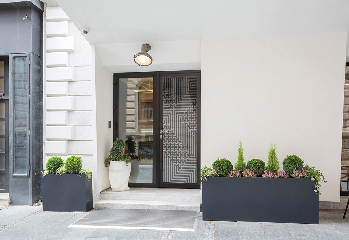 porte vitrée moderne en aluminium