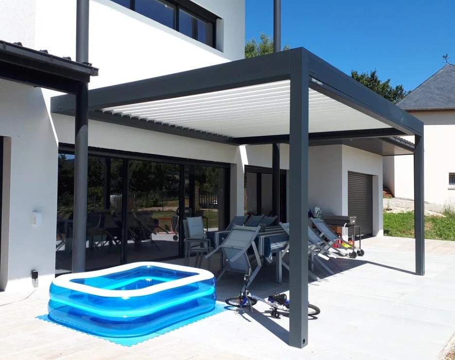 pergola bioclimatique avec piscine
