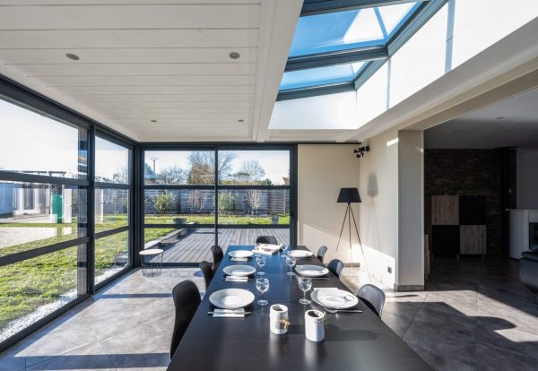 Comment intégrer une extension moderne toit plat à une maison traditionnelle