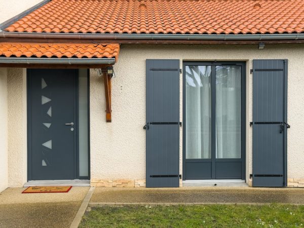 Menuiserie Loire (42) : rénovation de façade avec fenêtres, volets et porte d’entrée en aluminium