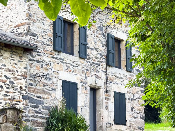 Rénovation d&rsquo;une maison en pierre en Haute-Loire : fenêtres PVC gris anthracite, volets battants et porte d&rsquo;entrée sur mesure